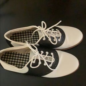 Women’s saddle oxfords /saddle shoes